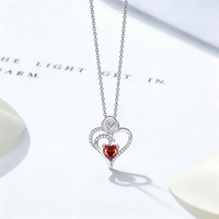 Collier classique Moyu Jewelry à double cœur en rose, grenat rouge, zirconium blanc, plaqué platine, argent 925, pendentif en forme de cœur