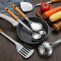 Spatule en acier inoxydable pour la maison et la cuisine Passoire Cuillère Louche Manche en bois Isolation Ustensiles de cuisine Ensemble d'ustensiles de cuisine