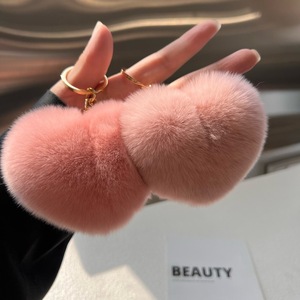 Llavero de piel auténtica de conejo rex con forma de corazón - exquisito <span class=keywords><strong>y</strong></span> esponjoso, para mujer - accesorio premium para llaves de coche - Product Image 4