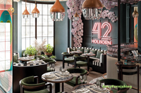 Ensemble de mobilier de design pour restaurant commercial : banquette de salle à manger sur mesure, comptoir de bar, tables de salle à manger et chaises en bois pour café et bistrot