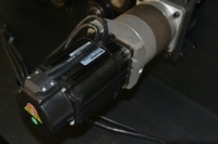 Machine automatique CNC de cintrage et de rainurage de profilés en aluminium avec moteur à roulement haute puissance pour la découpe de caissons lumineux/cadres, facile à utiliser