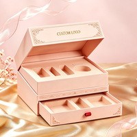 Boîte cadeau cosmétique de luxe à 2 étages avec logo personnalisé et motif en relief, insert en mousse, poignée en satin, sac fourre-tout cadeau