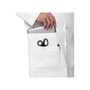 Uniformes de hospital de moda personalizados Hombres Bolsillo inferior con cinturón Batas de médico Uniforme clínico Abrigo de médico - Product Image 4