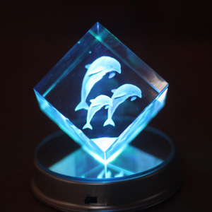 <span class=keywords><strong>Cadre</strong></span> <span class=keywords><strong>photo</strong></span> <span class=keywords><strong>3D</strong></span> de luxe <span class=keywords><strong>en</strong></span> gros, cube de cristal gravé au laser avec dauphin et base lumineuse LED pour la décoration de fêtes, de maisons et de mariages - Product Image 1