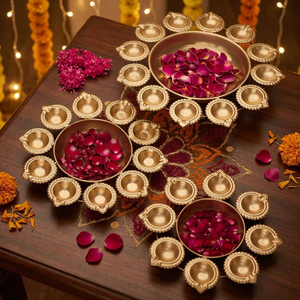Ensemble de lampes à huile traditionnelles en laiton pour Diwali avec pétales de rose, emballage rond multi-pièces pour les cérémonies religieuses et la décoration Pooja - Product Image 3