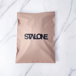 Sac à fermeture éclair beige de haute qualité, sac en plastique opaque givré avec fermeture à glissière, sac d'emballage pour vêtements personnalisé avec logo imprimé - Product Image 6