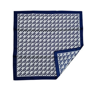 وشاح حريري مربع فاخر مطبوع رقمياً على الوجهين يحاكي الحرير الطبيعي للحقائب - Product Image 1