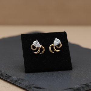 Pendientes de Oro con Diseño Elegante y Detalles de Diamantes para Mujer, Uso Diario, con Forma de Gota - Product Image 4