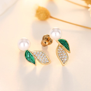 Boucles d'oreilles à clous en forme de feuille dorée avec fausse perle blanche et incrustation de cristal pour femmes, bijoux classiques à porter au quotidien - Product Image 5