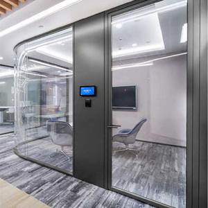 Cloison de bureau moderne en verre dépoli à rayures avec cadre en aluminium et système de contrôle d'accès pour la division des espaces de bureau - Product Image 5
