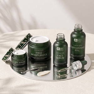 Ensemble de pots cosmétiques et flacons compte-gouttes en verre vert givré avec bouchons en aluminium - Product Image 2