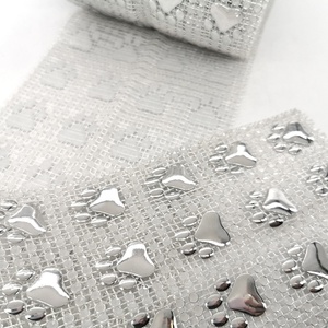 סיטונאי 24 שורה לבן צבע פלסטיק לקצץ כסף בעלי החיים <span class=keywords><strong>paw</strong></span> הדפסת בצורת ריינסטון פאייטים mesh רול עבור שמלה - Product Image 4