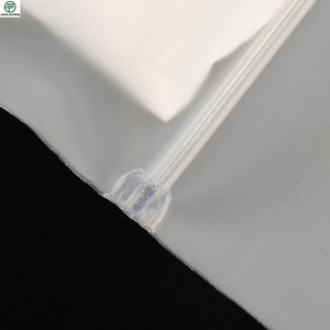 Sacs d'emballage en plastique biodégradable mat/givré personnalisés avec valve et fermeture éclair pour t-shirts, maillots de bain, chaussettes, chaussures, avec logo - Product Image 3