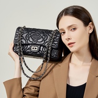 Sac matelassé en cuir véritable de chèvre pleine fleur, motif camélia, collection Hiver 2025, avec chaîne, par Urban Simplicity