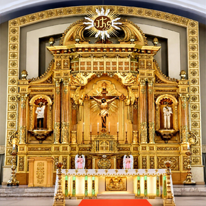 Altar de Madera Clásico Católico, Gran Altar Cristiano de Madera para el Hogar, Acabado Antiguo de Alta Demanda, Hecho en EE. UU. - Product Image 1