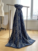 Sac 100% en tissu doux et moelleux, avec broderie de camélia, motif ligne dorée et broderie corde contrastante bleu clair, collection Riz.