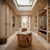 Dressing de luxe Tulum bio avec armoires en lin texturé et îlot central en bois sculpté à la main pour suite parentale