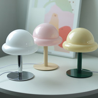 Lampe de table Bauhaus de style moderne avec abat-jour en verre design et commande par bouton pour la décoration