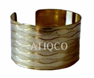 Bracelet jonc élégant en acier inoxydable pour femme – Nouvelle tendance populaire |   Bracelet jonc en laiton massif de style indien - Product Image 4