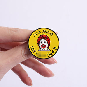 Épinglette en émail clown jaune avec citation « Just About Had It » en alliage - Product Image 6