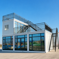 Maison conteneur détachable en acier blanc, bâtiment conteneur multi-niveaux avec façade vitrée et terrasse sur le toit pour hôtel de villégiature et maison d'hôtes