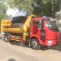 Nouveau design de camion à ordures compacteur FAW 12m3 avec seau de levage de grue