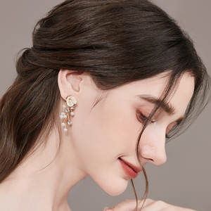 <span class=keywords><strong>Orecchini</strong></span> Pendenti Lunghi Artigianali in Argilla Polimerica con Fiori Bianchi, Cristalli e Nappe di Perle Stile Fata, Regalo per Damigelle - Product Image 5