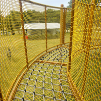Équipement de terrain de jeu d'aventure en plein air avec pont en filet de cordes, mur d'escalade et toboggan en spirale