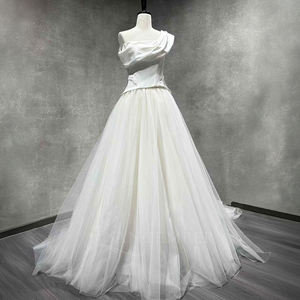 Robe de mariée sirène moderne et élégante NT01 en satin à une épaule avec appliques florales en dentelle et cristaux, traîne chapelle pour femme - Product Image 1
