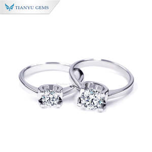 Anillo de Moissanita de Plata 925 de Lujo Tianyu, 2 Tamaños, 0.5ct y 1ct, 4 Puntas, Solitario, Joyería de Compromiso para Parejas - Product Image 1