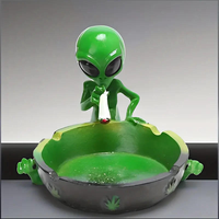 En gros, Cendrier à cigarettes multifonction portable de 4 pouces, en résine, style extraterrestre, design dessin animé OVNI ET, avec broyeur et briquet, pour les fêtes