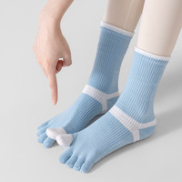 Chaussettes de Pilates à cinq doigts avec logo personnalisé, antidérapantes, à semelle en silicone à pois, vente en gros, directement de l'usine OEM ODM pour le yoga