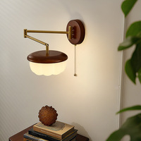Pas besoin de lampadaire : cette lampe murale à bras articulé près du lit crée instantanément une ambiance de lecture idéale.