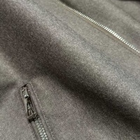 Nouvelle Collection 2026 : Blouson d'hiver court pour homme en cuir et laine péruvienne de luxe, avec capuche, doublure en vison importé, fermeture éclair YKK et patchwork, style formel.