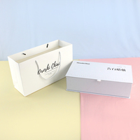 Boîte cadeau magnétique en carton de luxe sur mesure avec insert en mousse EVA, gaufrage, laminage mat et revêtement UV