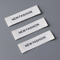 Étiquettes de vêtements tissées sur mesure de luxe - Texture satinée damassée, pliées, pour couture au col, vêtements biologiques