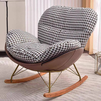 Fauteuil à bascule en tissu monogramme de luxe, ergonomique, rembourré, avec structure en métal et bascules en bois pour salon