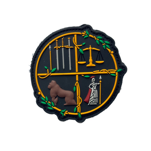 Étiquette de vêtement professionnelle en PVC souple profilée 2D sur mesure avec support auto-agrippant en caoutchouc polyvinyle chloré - Product Image 4