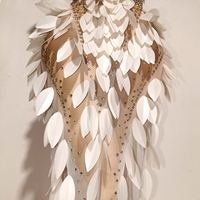 Robe de luxe blanche avec appliques de feuilles 3D - Robe de scène sur mesure pour la théâtralité, le tapis rouge, les mariages et les spectacles de célébrités