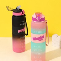 Bouteille d'eau de sport motivante de 1000 ml avec marqueur de temps, couvercle rabattable et sangle, en plastique sans BPA, pour la gym et le fitness