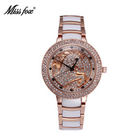 Montre en céramique luxueuse et élégante avec résistance à l'eau et incrustation de diamants. Modèle féminin.
