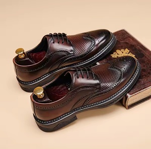 Chaussures de mariage en cuir Oxford à bout fermé, à enfiler, imperméables, légères, antidérapantes, motif floral intemporel, de Guangdong - Product Image 1