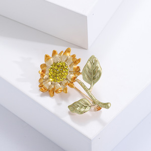 เข็มกลัดคริสตัลประดับเพชรเคลือบทองคำขาวแบบกำหนดเอง Noble Sunflower ป้องกันการลื่นไถล เครื่องประดับโลหะผสม ของขวัญสำหรับเข้าเรียนมหาวิทยาลัย ของขวัญแต่งงาน สำหรับทุกเพศ - Product Image 2