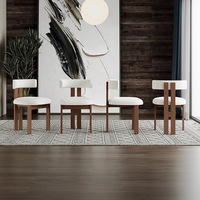 Chaise de salle à manger en bois massif de style minimaliste et luxueux, en peluche beige clair, confortable et agréable au toucher.