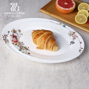 طبق عشاء بيضاوي من الزجاج الأوبالي الأبيض المقاوم للحرارة مقاس 12/14 بوصة مع تصميم زهور - Product Image 4