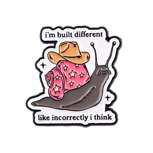 Spilla in smalto a forma di lumaca con scritta 'I'm built different like incorrectly i think', Accessori per abbigliamento, Gioielli di moda, Regali - Product Image 3