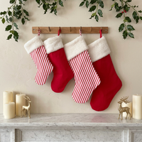 Vente en gros de chaussettes de Noël classiques rouges rayées, garnies de fourrure Sherpa, sacs cadeaux de Noël en tissu pour les fêtes de famille