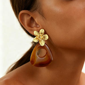 Pendientes Geométricos con Baño de Oro de 18k, Acero Inoxidable, Triangulares, Huecos, Estilo Retro - Product Image 1