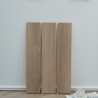 Revêtement de sol d'ingénierie à motif de chevrons abordable Plancher en bois de 15mm de couche d'usure Surface brossée résistante aux rayures pour les maisons
