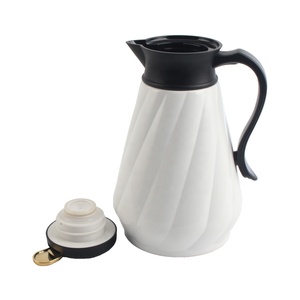 Hervidor de agua minimalista de plástico con tapa, forma poligonal, mango blanco y negro para uso doméstico - Product Image 6